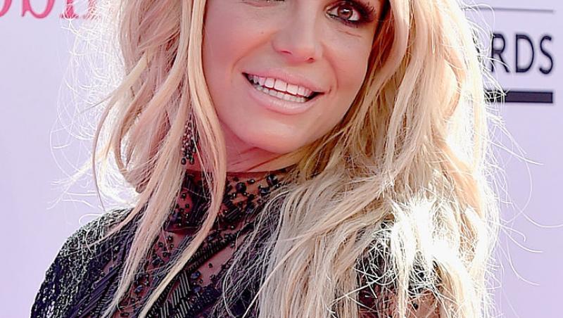 Britney Spears într-o bluză neagră