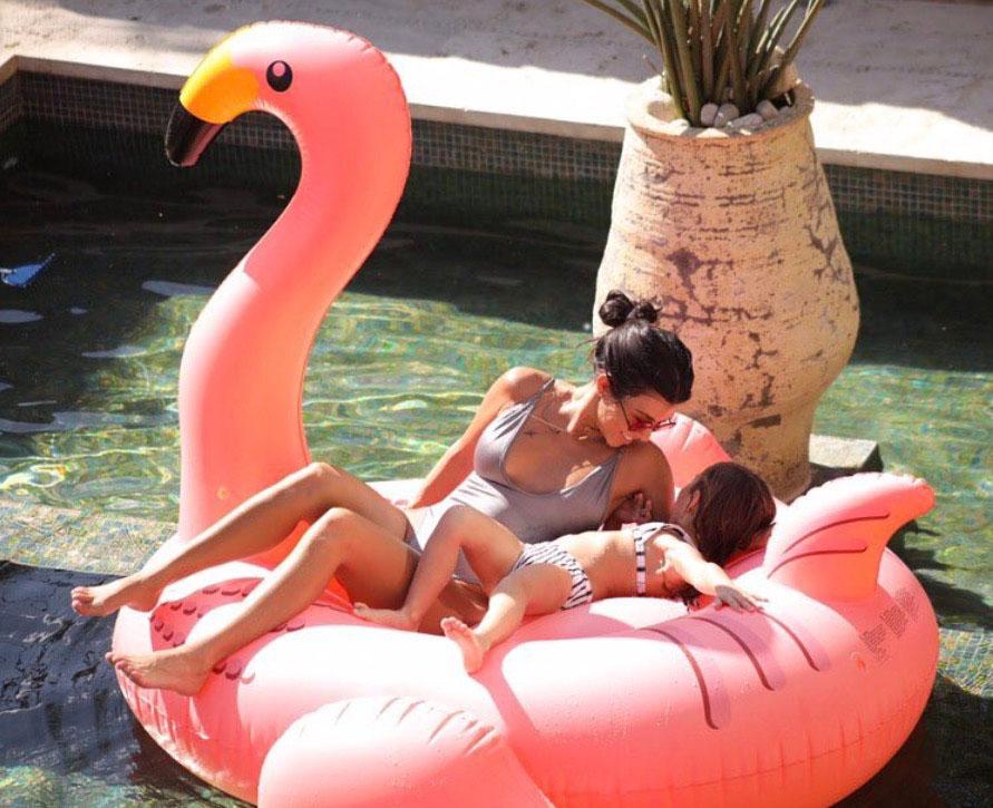 Kourtney Kardashian și fiica ei la piscina