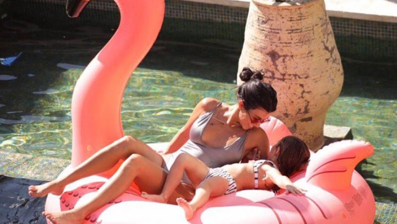 Kourtney Kardashian și fiica ei la piscina