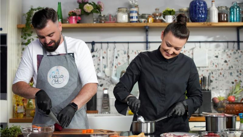 În episodul 7 de Hello Chef, chef Roxana Blenche a pregătit piept de rață servit cu trilogie de sfeclă, zmeură, morcov murați și brânză de capră
