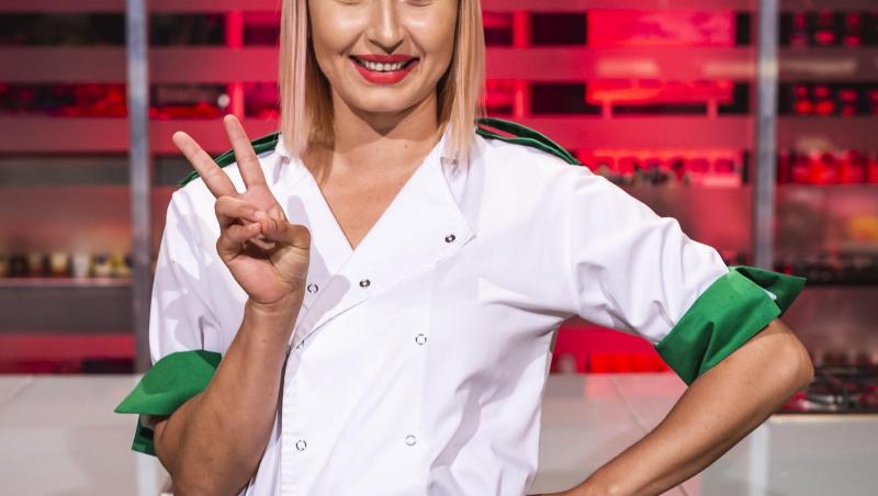 Irina Onescu în tunică albă și verde