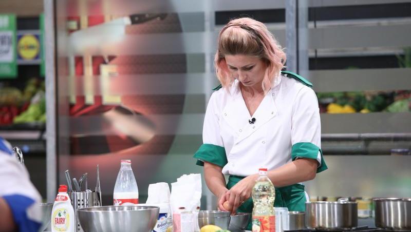 Irina Onescu în tunică albă și verde, gătește