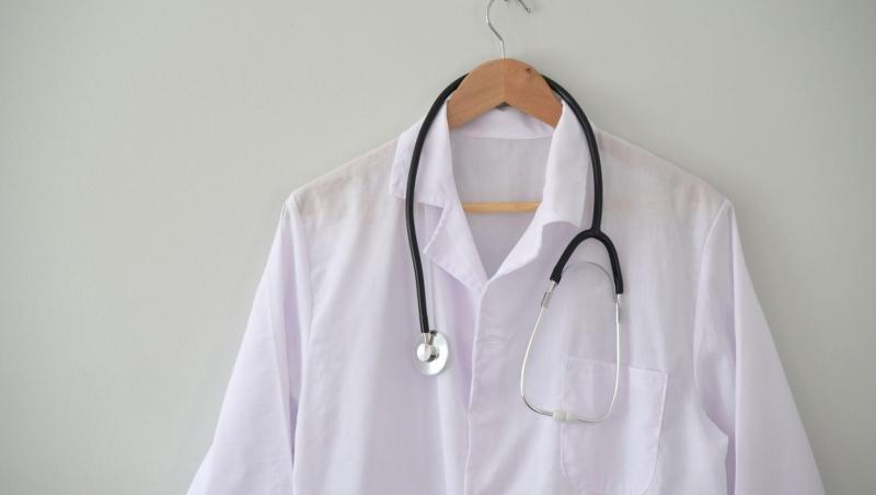 Care este motivul pentru care medicii poartă halate albe