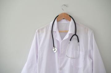 To disable contrast New meaning De ce poartă doctorii halate albe și cum îi poate afecta pe pacienți acest  lucru | Antena 1