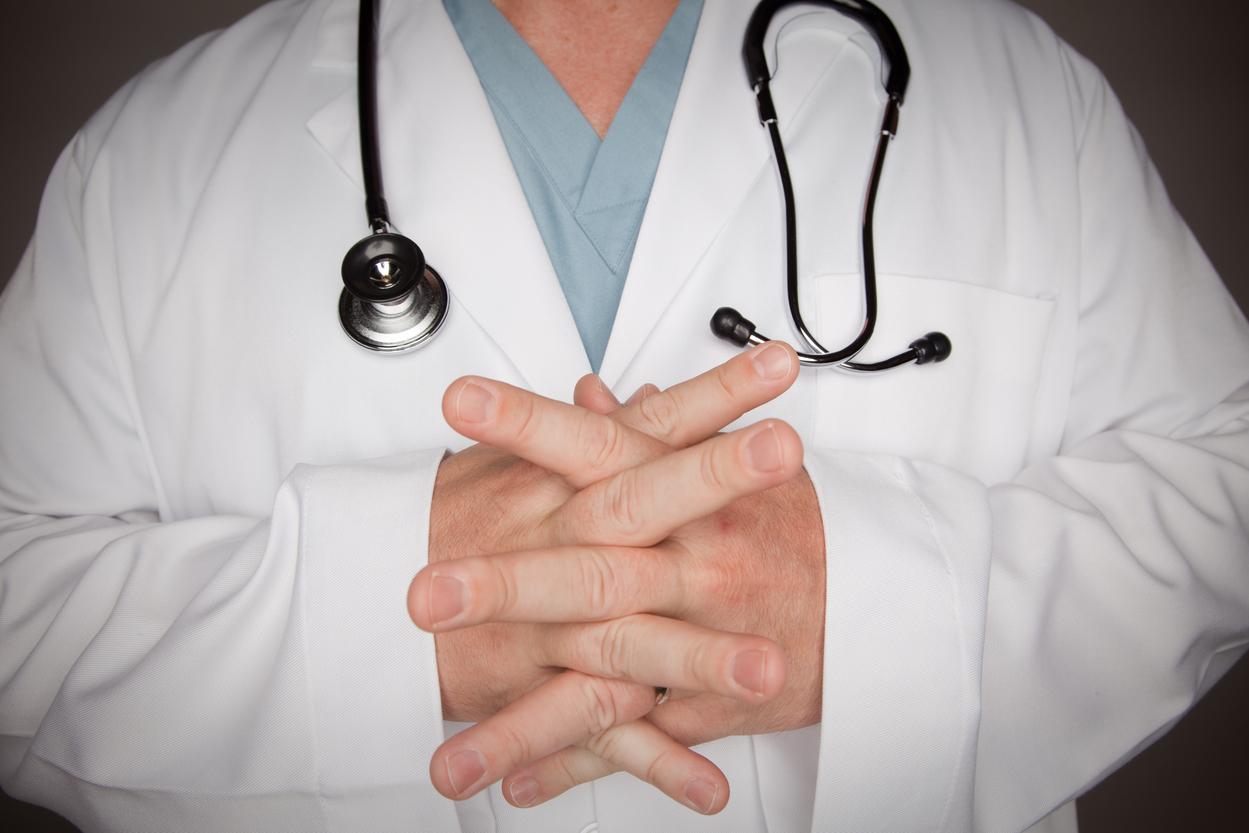 De ce poartă doctorii halate albe și cum îi poate afecta pe pacienți acest lucru