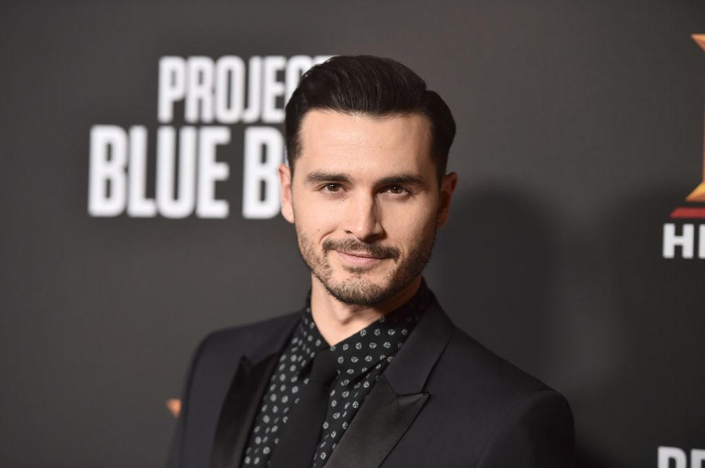 Michael Malarkey în costum negru