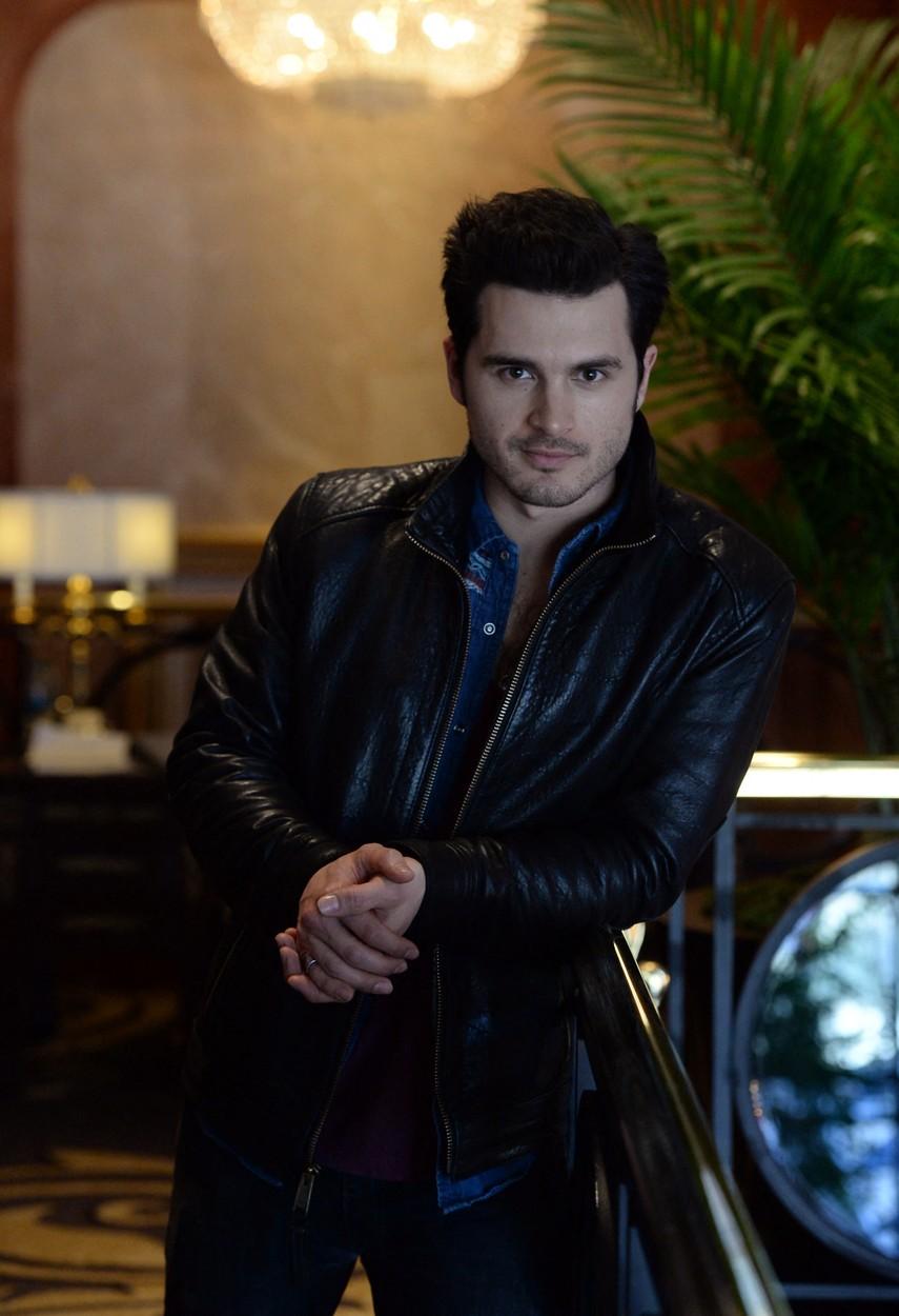 Michael Malarkey în geacă din piele neagră