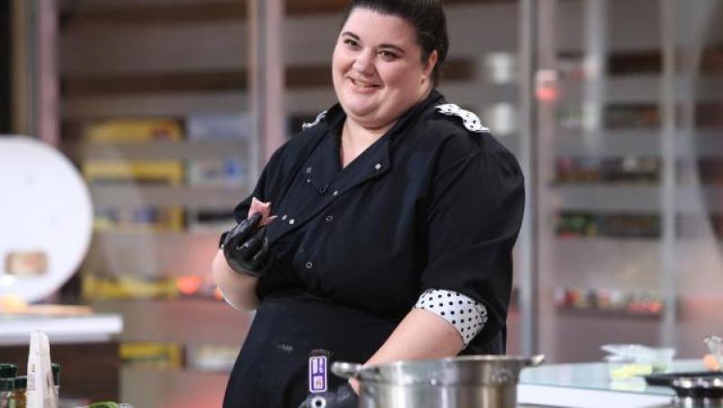 Claudia Radu, purtând uniforma echipei Bulinelor, în sezonul 8 de Chefi la cuțite