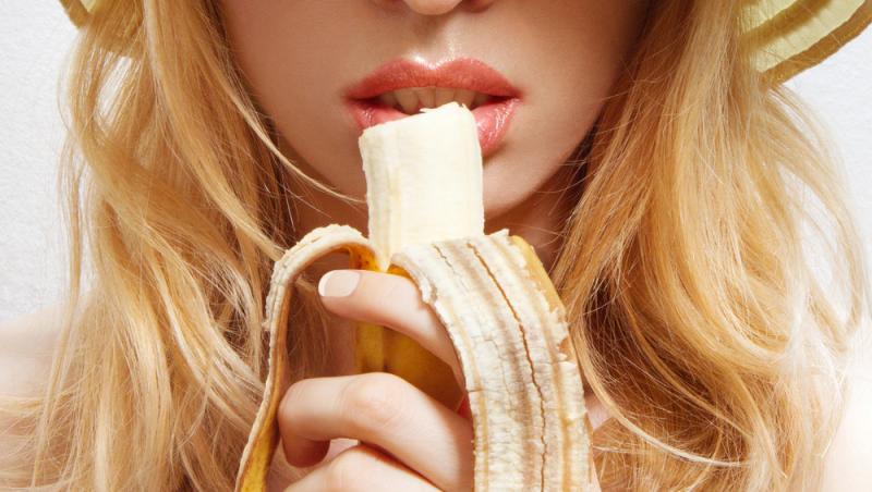 imagine cu o banana mancata de o femeie