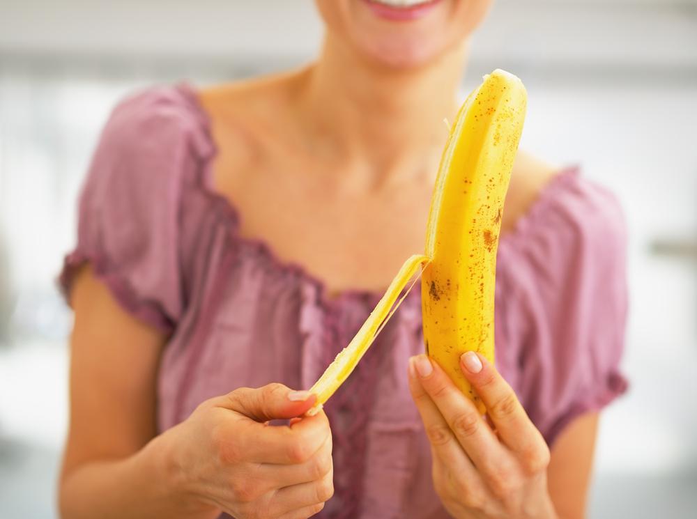 imagine cu o femeie mancand o banana