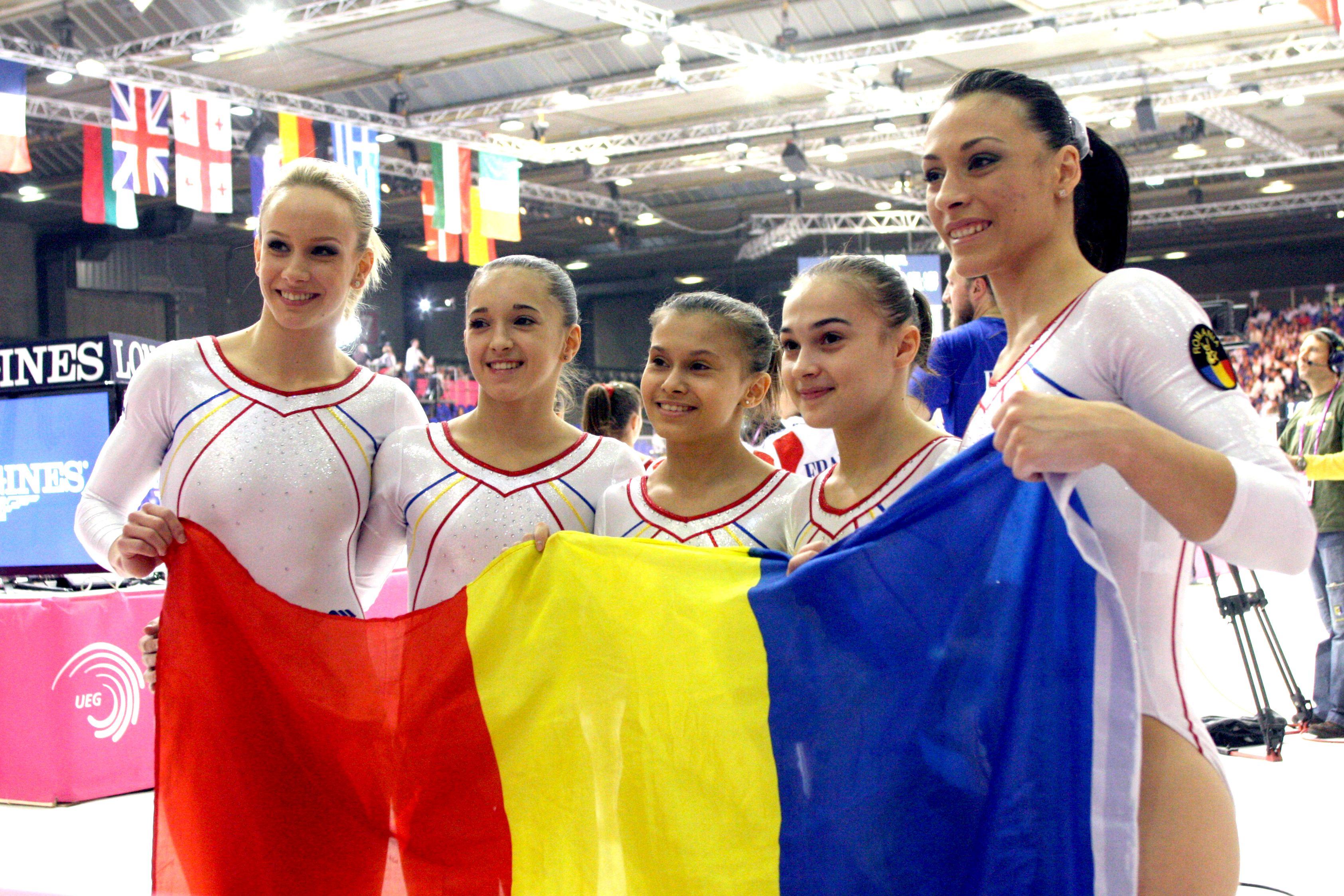 larisa iordache ține drapelul României în mână