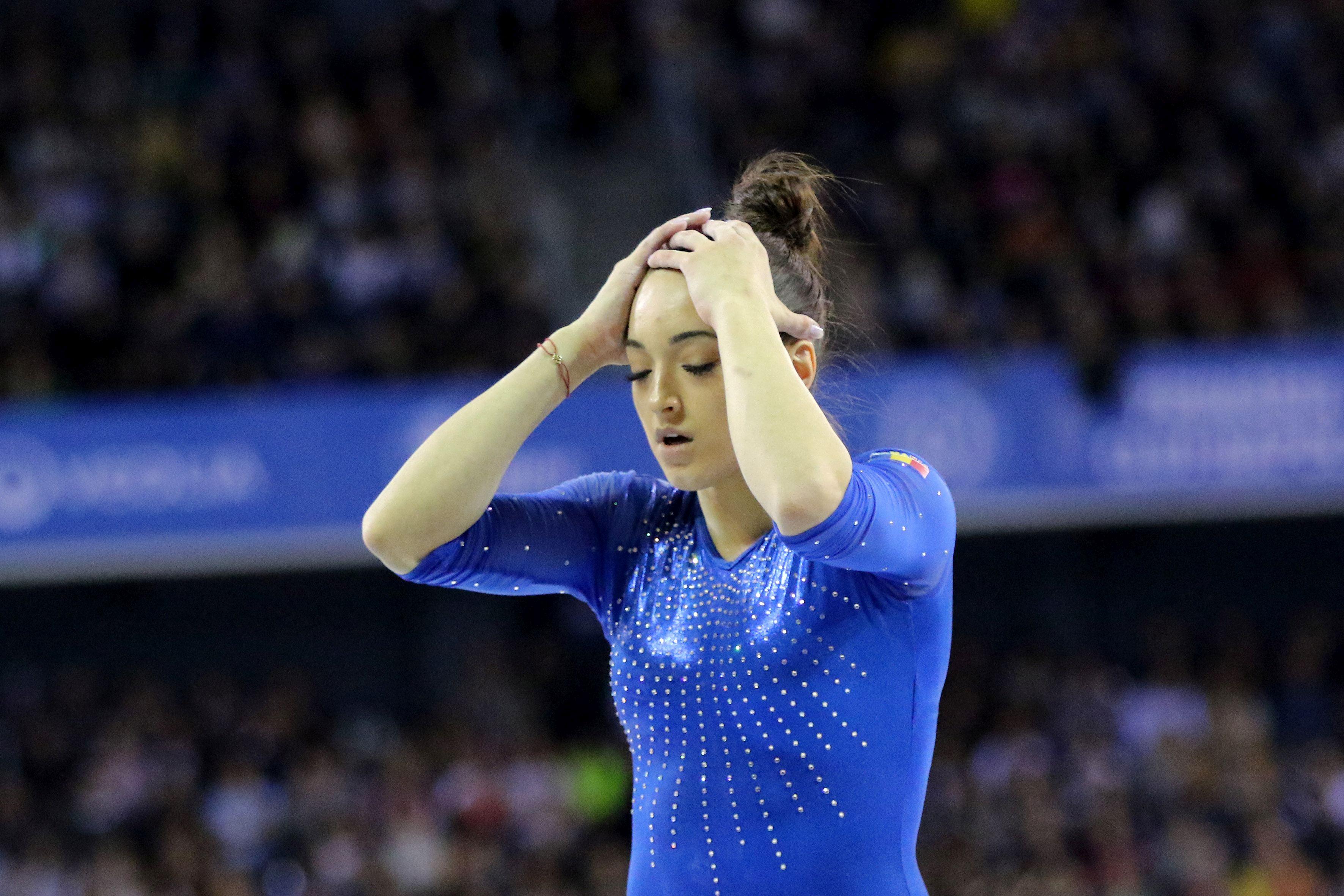 larisa iordache în echipament albastru