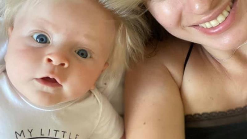 Bebelușul despre care se spune că seamănă cu premierul Marii Britanii, Boris Johnson, împreună cu mama lui