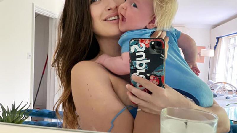 Bebelușul despre care se spune că seamănă cu premierul Marii Britanii, Boris Johnson, selfie în oglindă cu mama lui