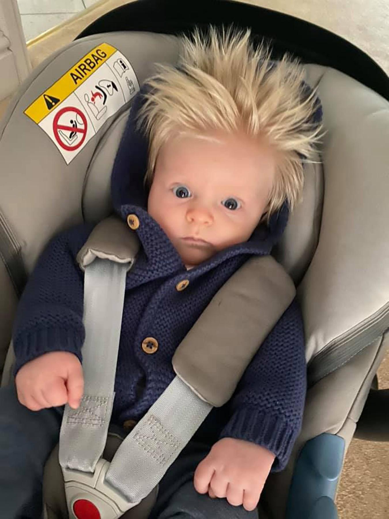 Micuțul David, cu părul în sus, bebelușul de patru luni despre care mulți spun că seamănă cu premierul britanic, Boris Johnson