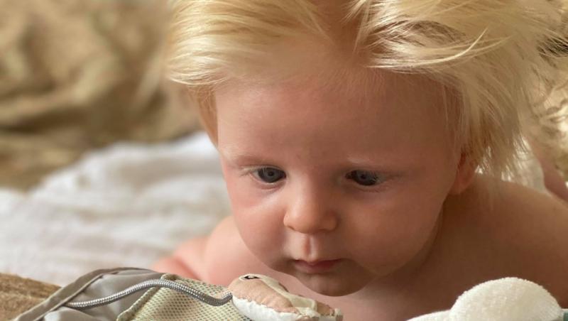 Micuțul David s-a născut cu pielea deschisă la culoare, cu părul blond și cu ochii albaștri, spre deosebire de părinții lui