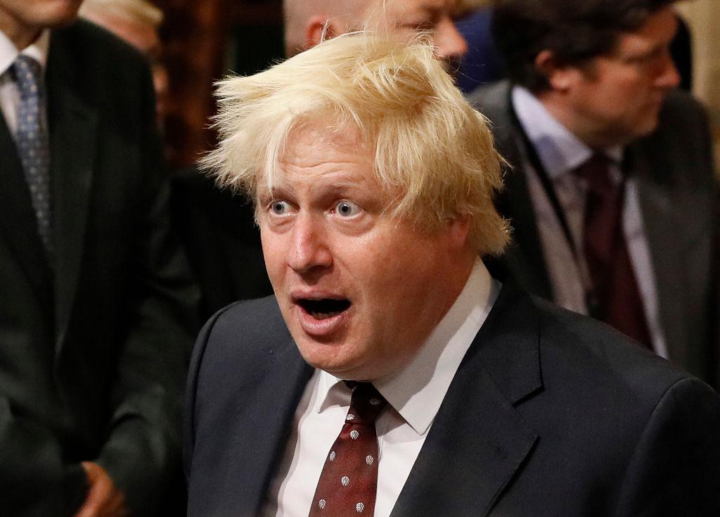 Premierul Marii Britanii, Boris Johnson, într-un moment în care părea să se mire de ceva sau să spună ceva, îmbrăcat la costum