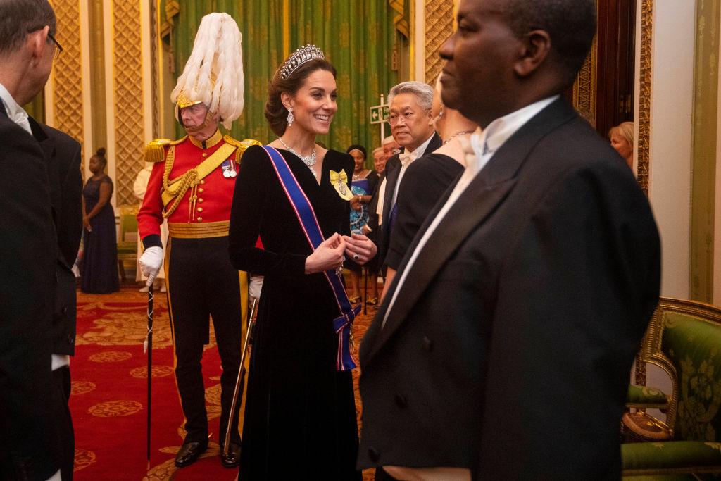 Kate Middleton, la Palatul Buckingham, în 2019, îmbrăcată într-o rochie neagră