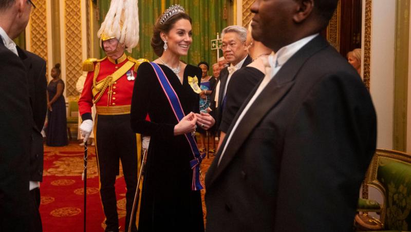 Kate Middleton, la Palatul Buckingham, în 2019, îmbrăcată într-o rochie neagră