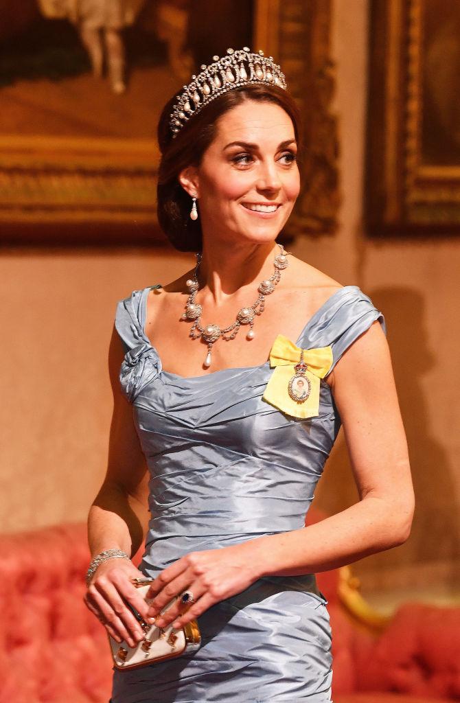 Kate Middleton purtând Ordinul Familiei Regale, în 2018, distincție acordată de Regina Elisabeta a II-a a Marii Britanii