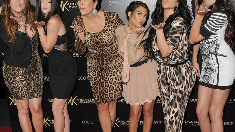 Khloe Kardasian, Kylie Jenner, Kris Kardashian, Kourtney Kardashian, Kim Kardashian și Kendall Jenner - 2011, Hollywood, California