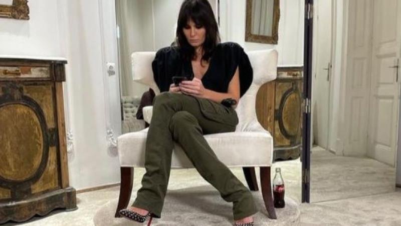 Faimosul designer de modă, Dana Budeanu, a anuțat că nu va mai posta Verdict pe canalul său de YouTube întrucât a decis că tot conținutul său video va fi valabil de acum încolo doar pe aplicația ei, numită Verdict.