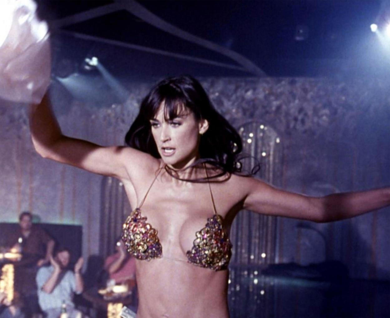 Demi Moore, secvență din filmul "Striptease" (1996, Andrew Bergman)