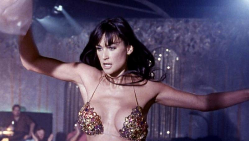 Demi Moore, secvență din filmul "Striptease" (1996, Andrew Bergman)