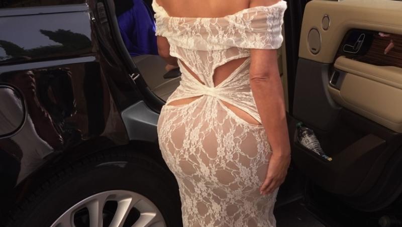 Kim Kardashian, rochia albă cu crăpături, cu care s-a mândrit pe stradă