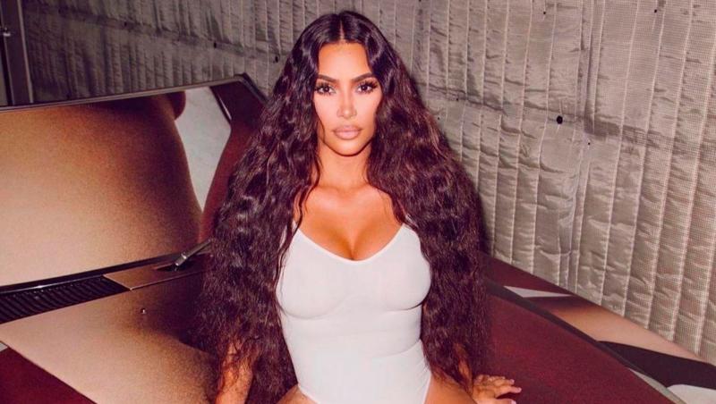 Kim Kardashian, într-un body alb