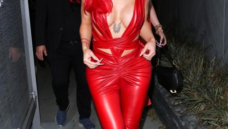 Nikita Dragun, frumoasa roșcată focoasă care face furori pe Internet, și-a făcut apariția la Bootsy Bellows în Los Angeles și a atras atenția tuturor.
