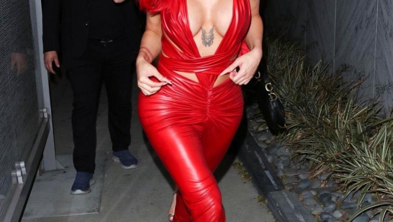 Nikita Dragun, frumoasa roșcată focoasă care face furori pe Internet, și-a făcut apariția la Bootsy Bellows în Los Angeles și a atras atenția tuturor.