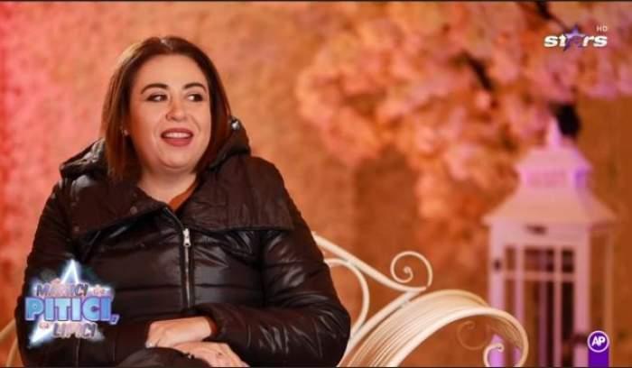 Oana Roman. în emisiune la Antena Stars, îmbrăcată în negru