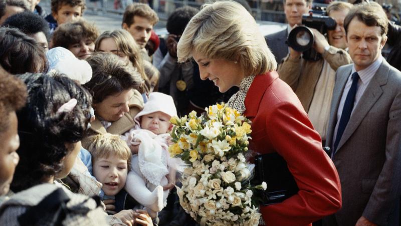 Prințesa Diana cu un buchet de flori în mână, la o ceremonie. Poza este considerată una dintre cele mai populare