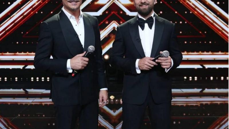 Răzvan și Dani, cu sacouri negre și cămăși albe, la X Factor 2020