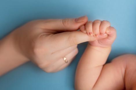 Povestea bebelușului care s-a născut de mărimea unui marker. Era atât de mic că îi încăpea un inel pe picior. "Miracolele există"