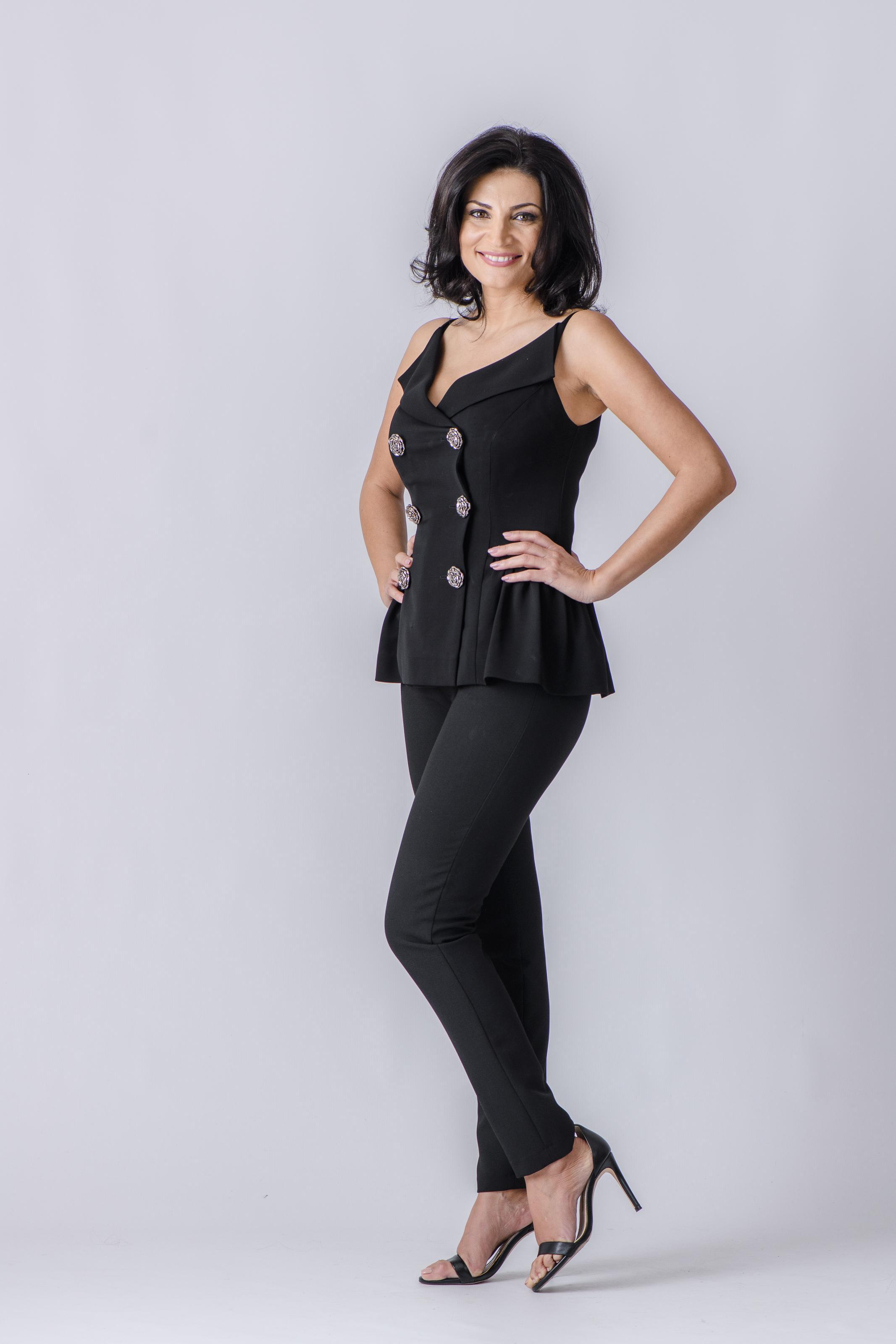 Ioana Ginghină, purtând o ținută neagră: maiou și pantaloni