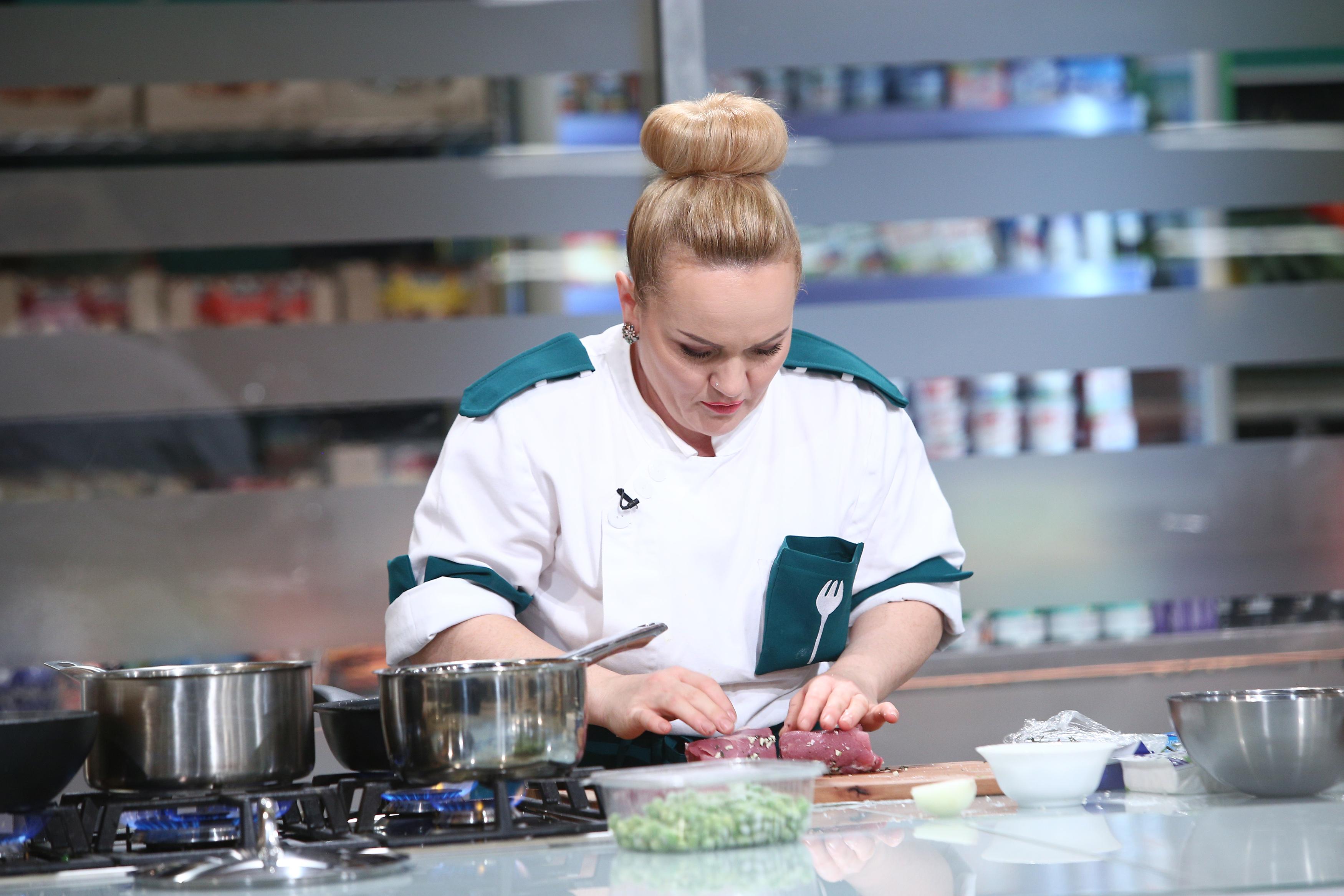 Victorina Matveev gătind in bucataria emisiunii „Chefi la cuțite”