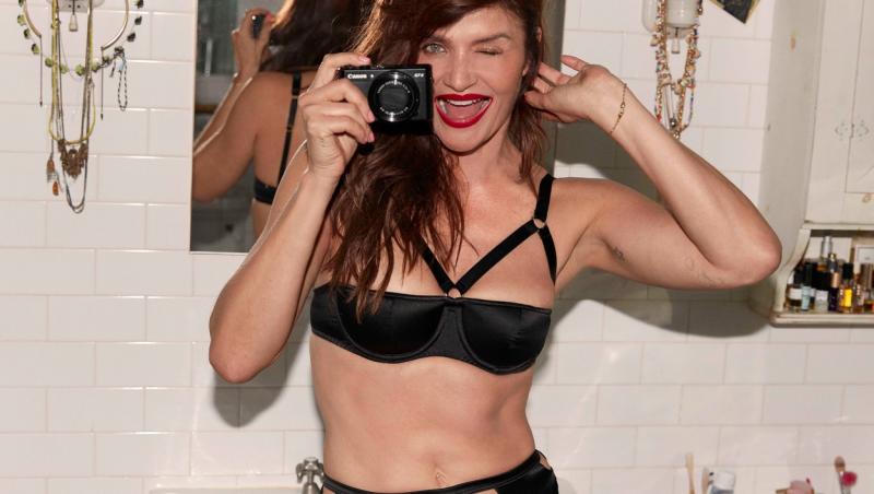 Faimosul model din Danemarca le-a atras atenția fanilor săi de pe Instagram cu o fotografie senzuală, într-un costum de baie negru.