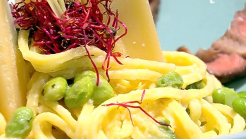 Spaghetele cu legume și carne de vită se servesc presărate cu parmezan și microgreens