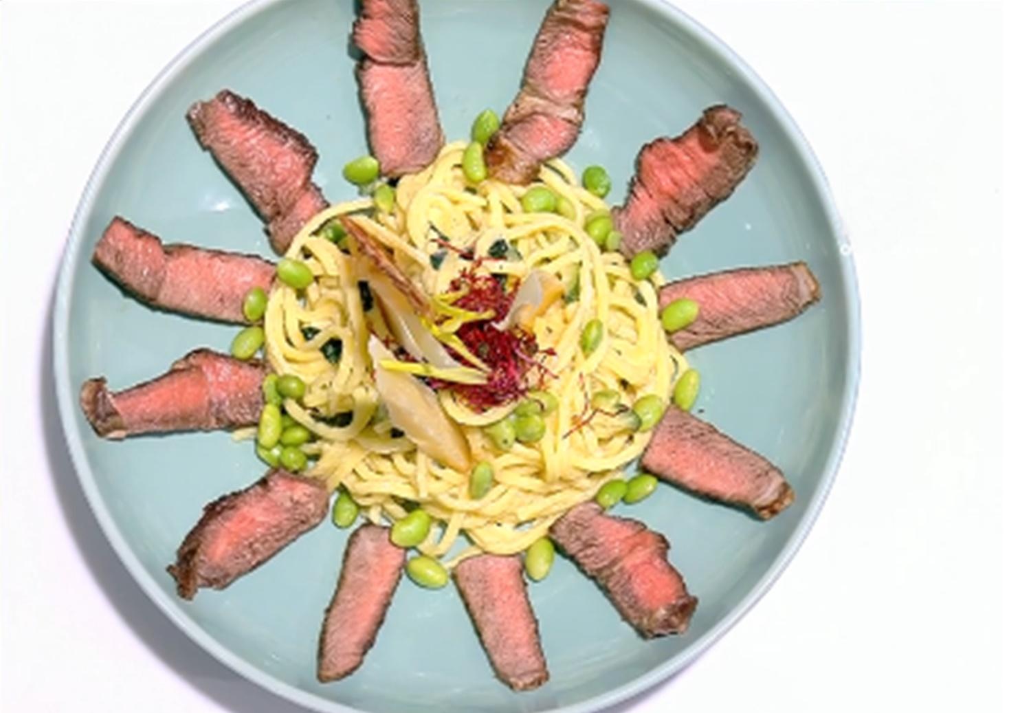 Carnea de vită se feliază subțire și acompaniază spaghetele cu legume la tigaie