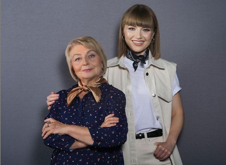 Alexandra Ungureanu și mama ei, Anca, imbracate in alb si negru