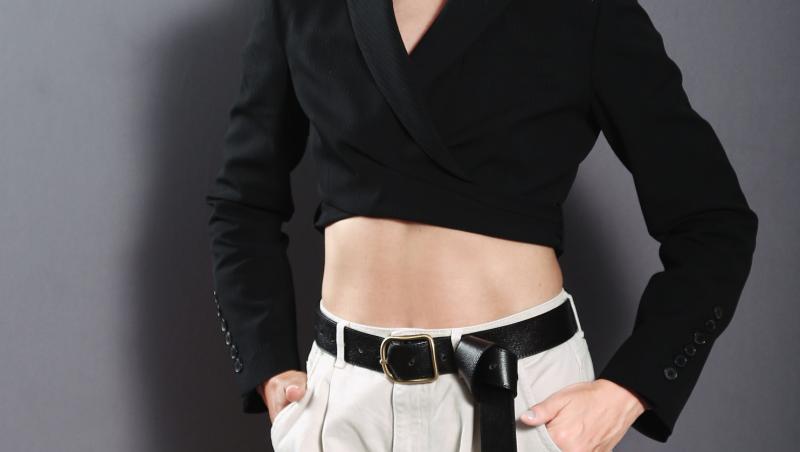 Ioana Blaj, îmbrăcată într-o bluză neagră, cu abdomenlul la vedere