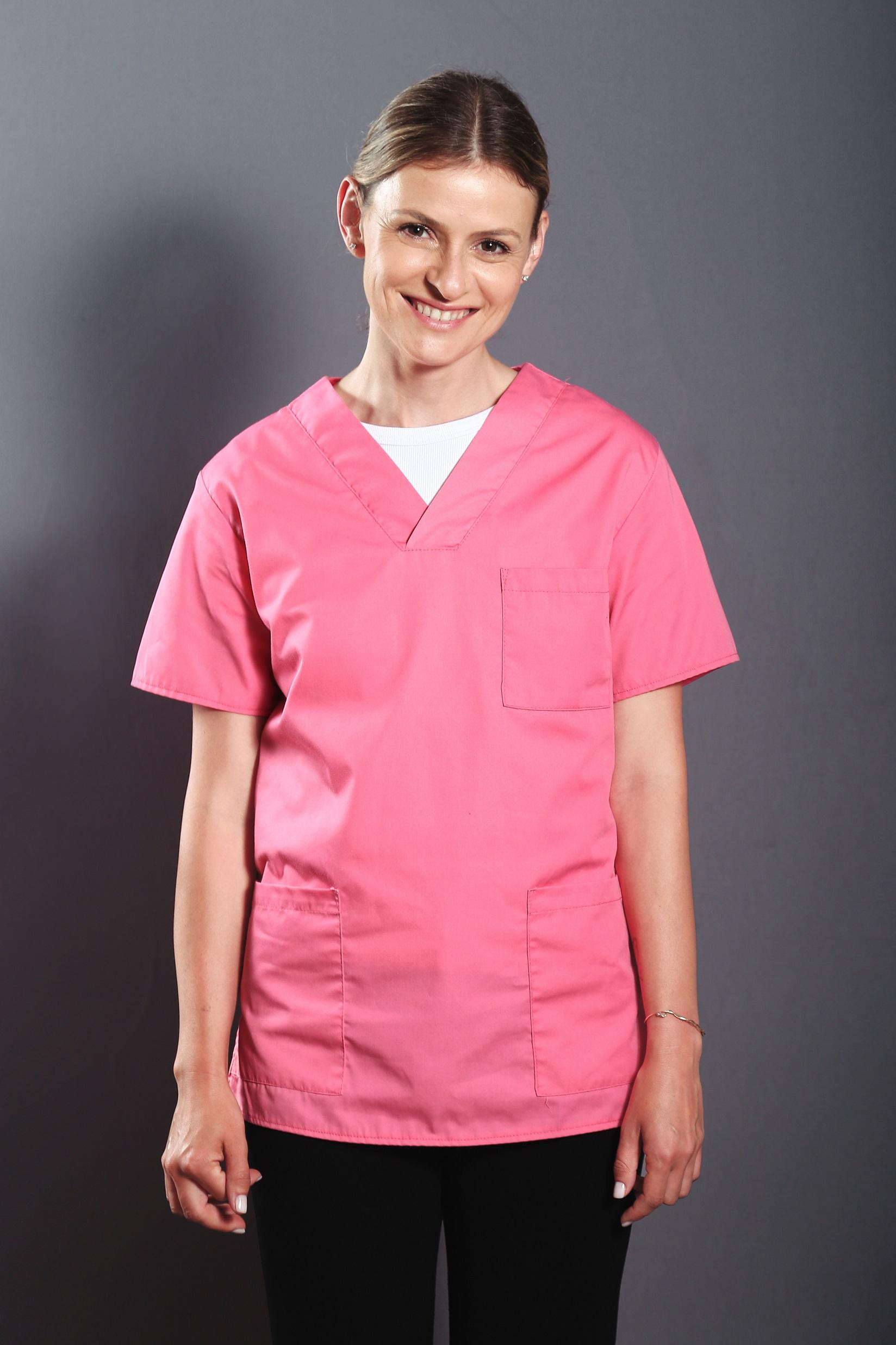 Ioana Blaj, îmbrăcată în roz, în serialul Adela