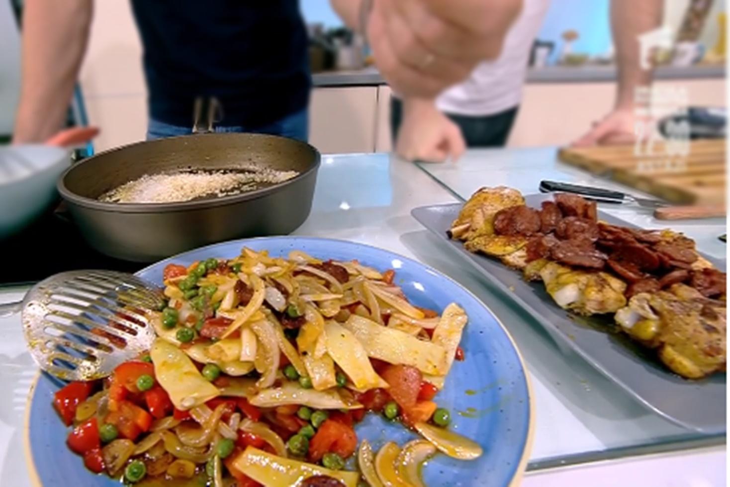 Legume trase la tigaie și carne de pui pentru paella