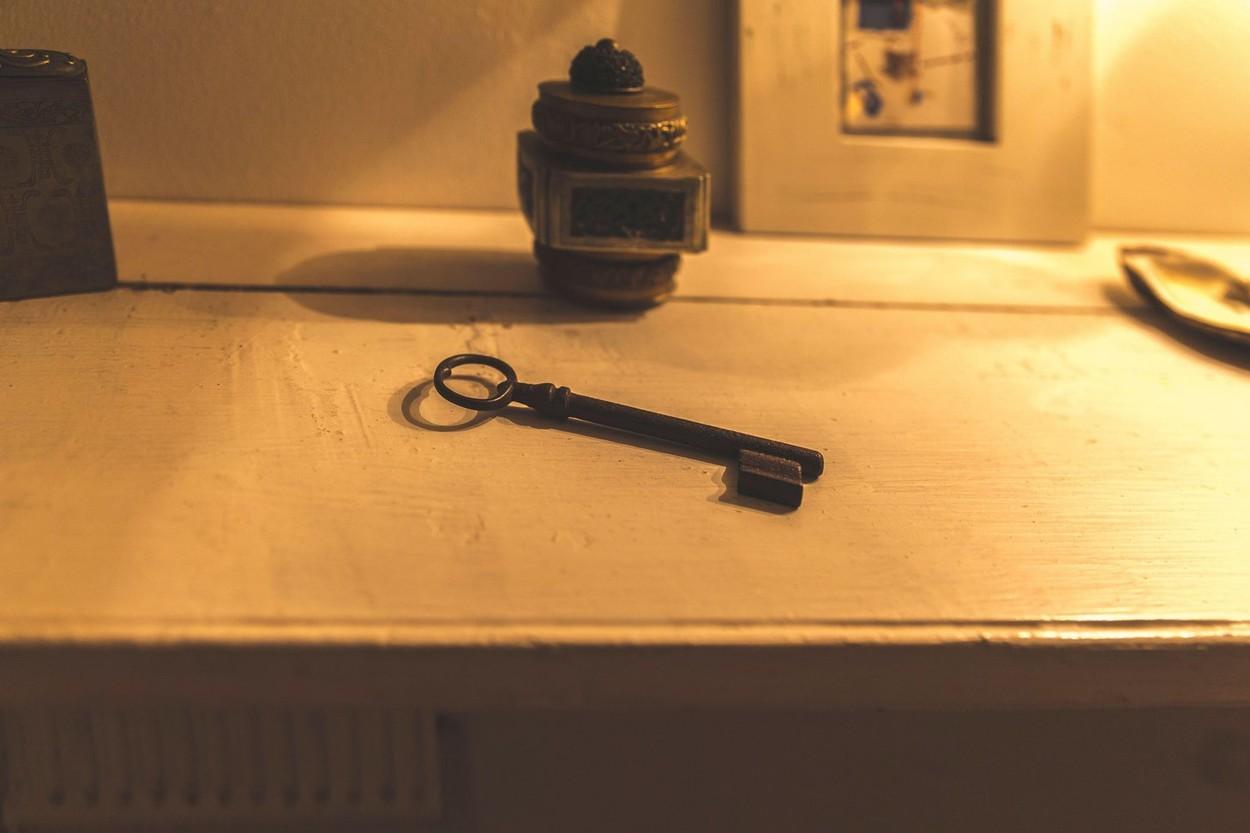 imagine cu o cheie pe o masă
