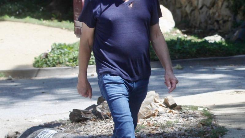 Lindsey Buckingham fotografiat pe stradă, îmbrăcat în blugi și tricou