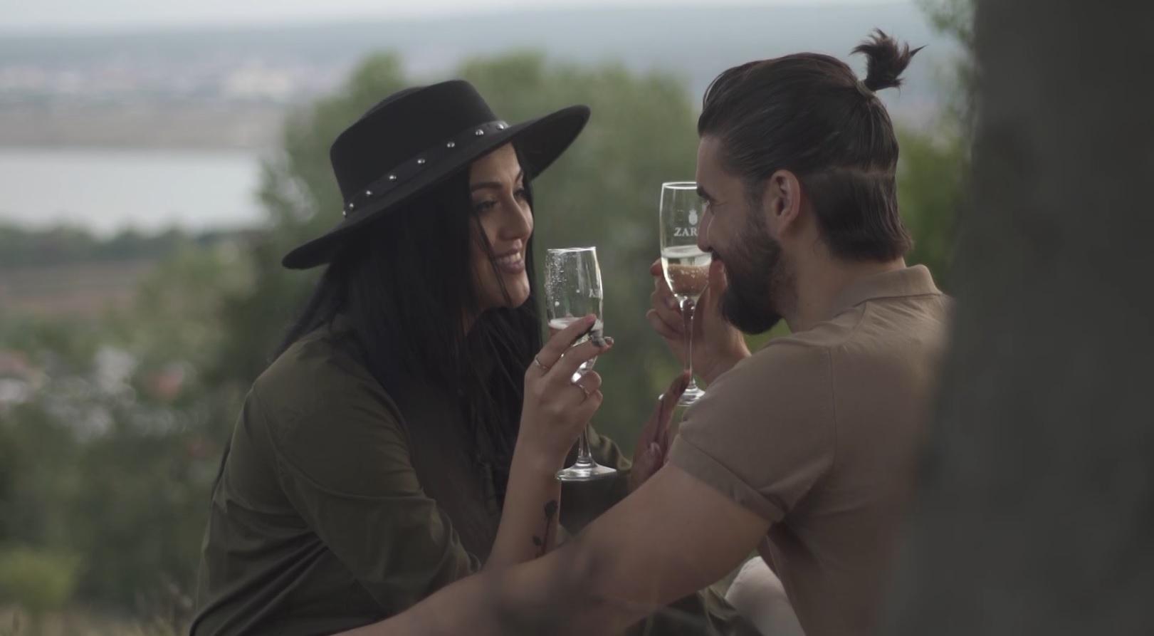 Andi Constantin și Simona Bălăceanu vorbesc și beau șampanie