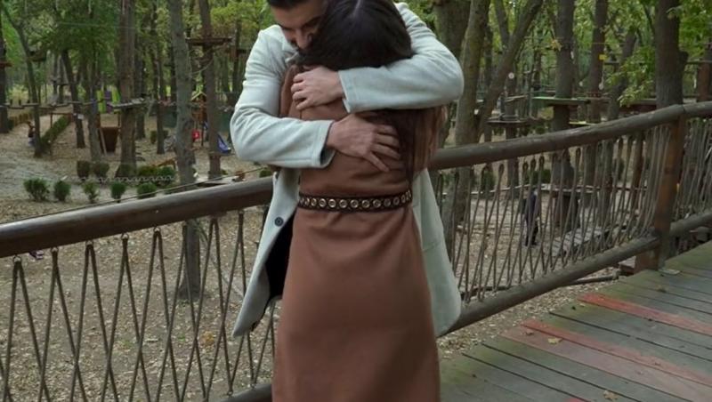 Andi Constantin și Ana Bene se îmbrățișează