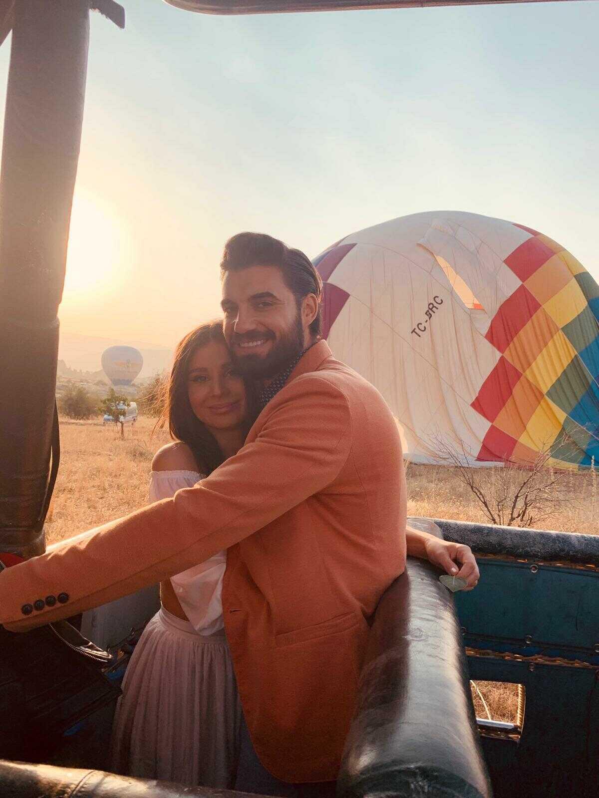 Andi Constantin și Ana Bene se îmbrățișează în balonul cu aer cald